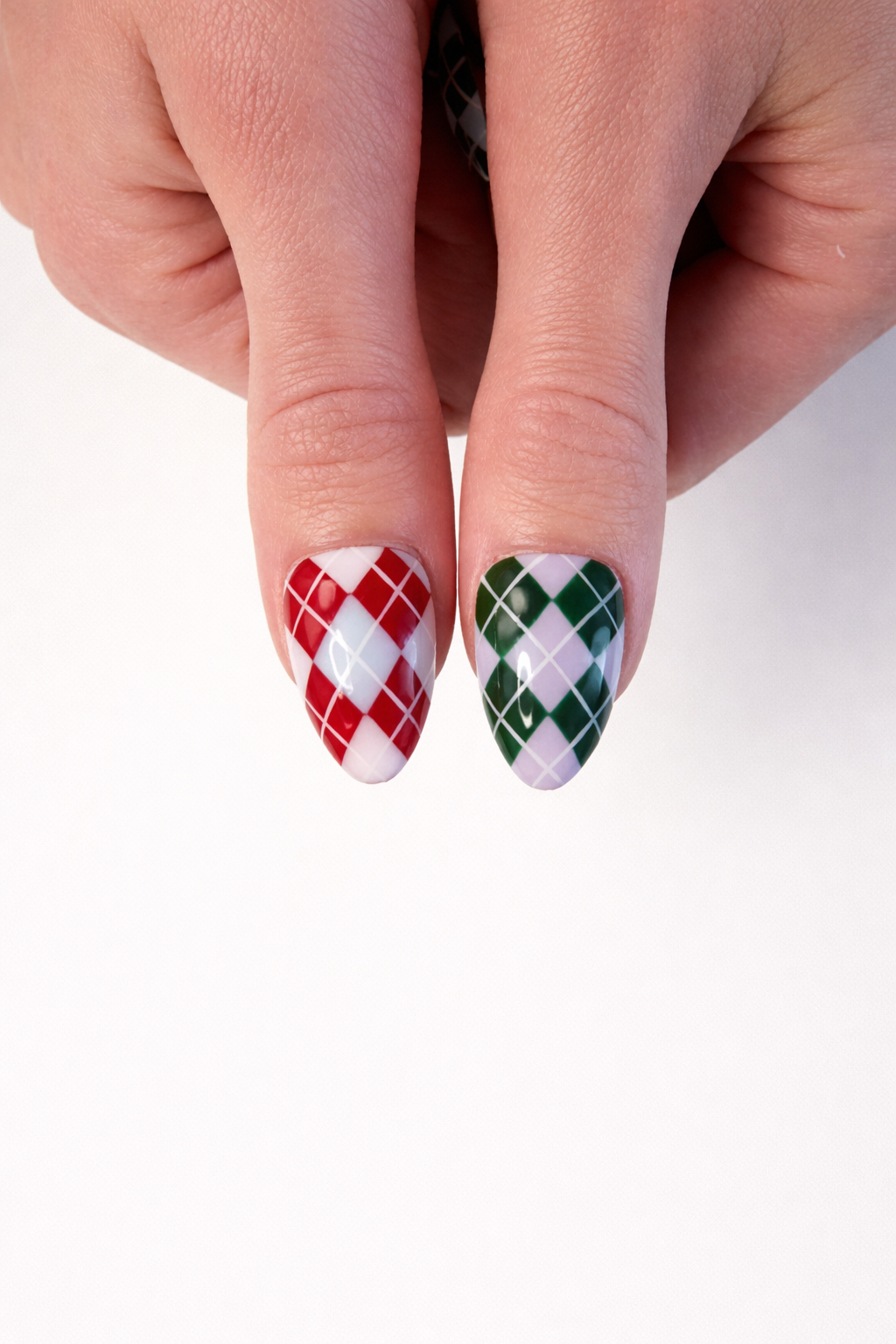 Press on nails réutilisables faits main motif losange multicolore vue rapprochée 