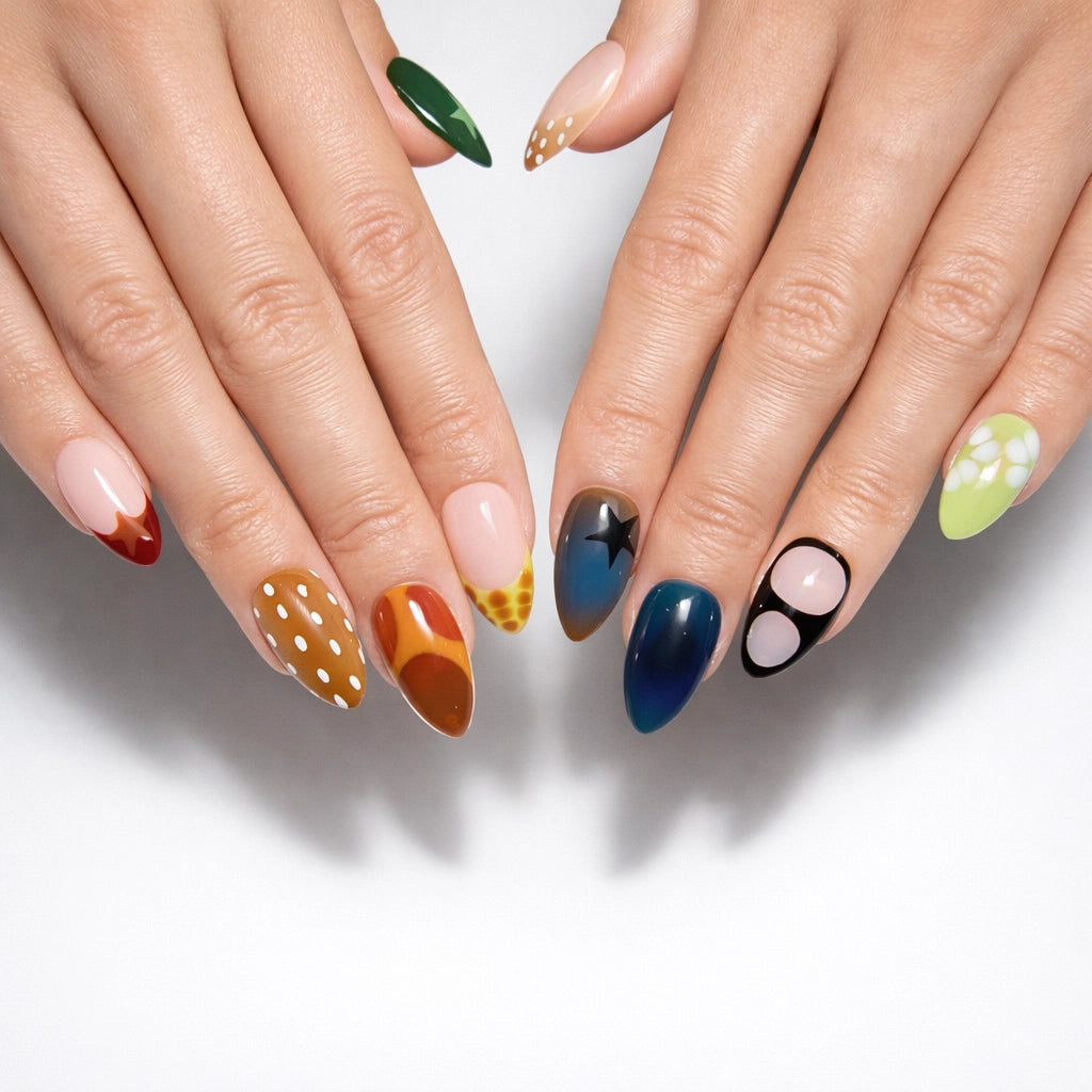 Press-on nails Wonderfall portés, motifs automnaux multicolores avec étoiles, pois et dégradés, rendu artistique Mimi France.