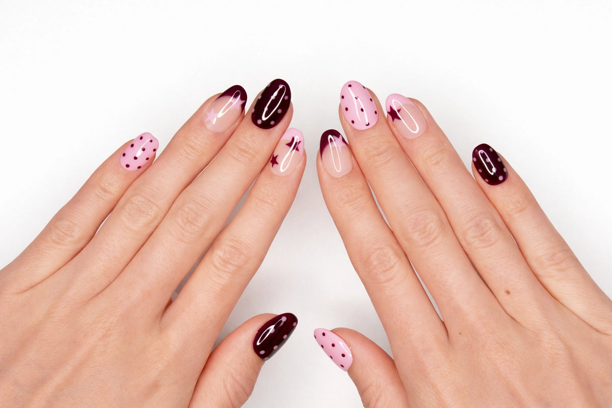Faux ongles press-on Berry Star portés sur la main — motifs étoiles et polka dot bordeaux et rose — Mimi Press-On