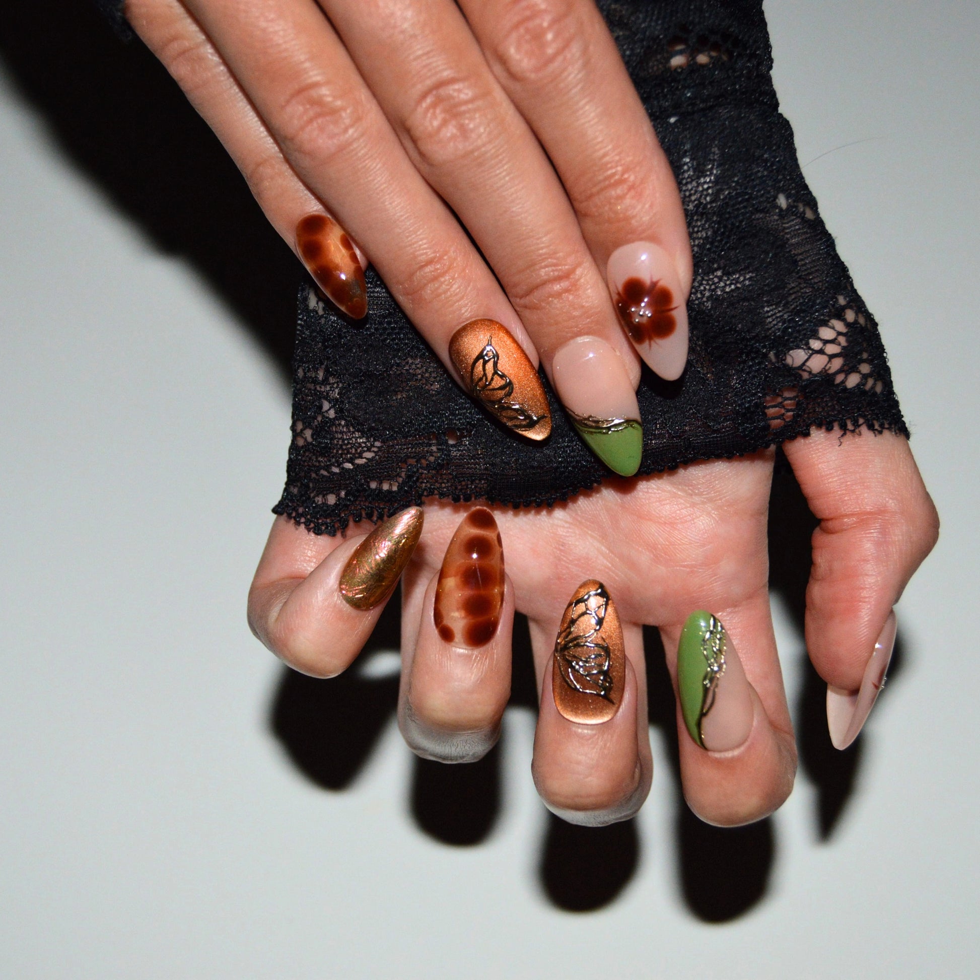 Set de press-on nails faits main “Fall Forest”, ongles réutilisables aux tons automnaux avec motifs fleur, papillon et effets 3D, collection Mimi, disponibles en France et en Europe.