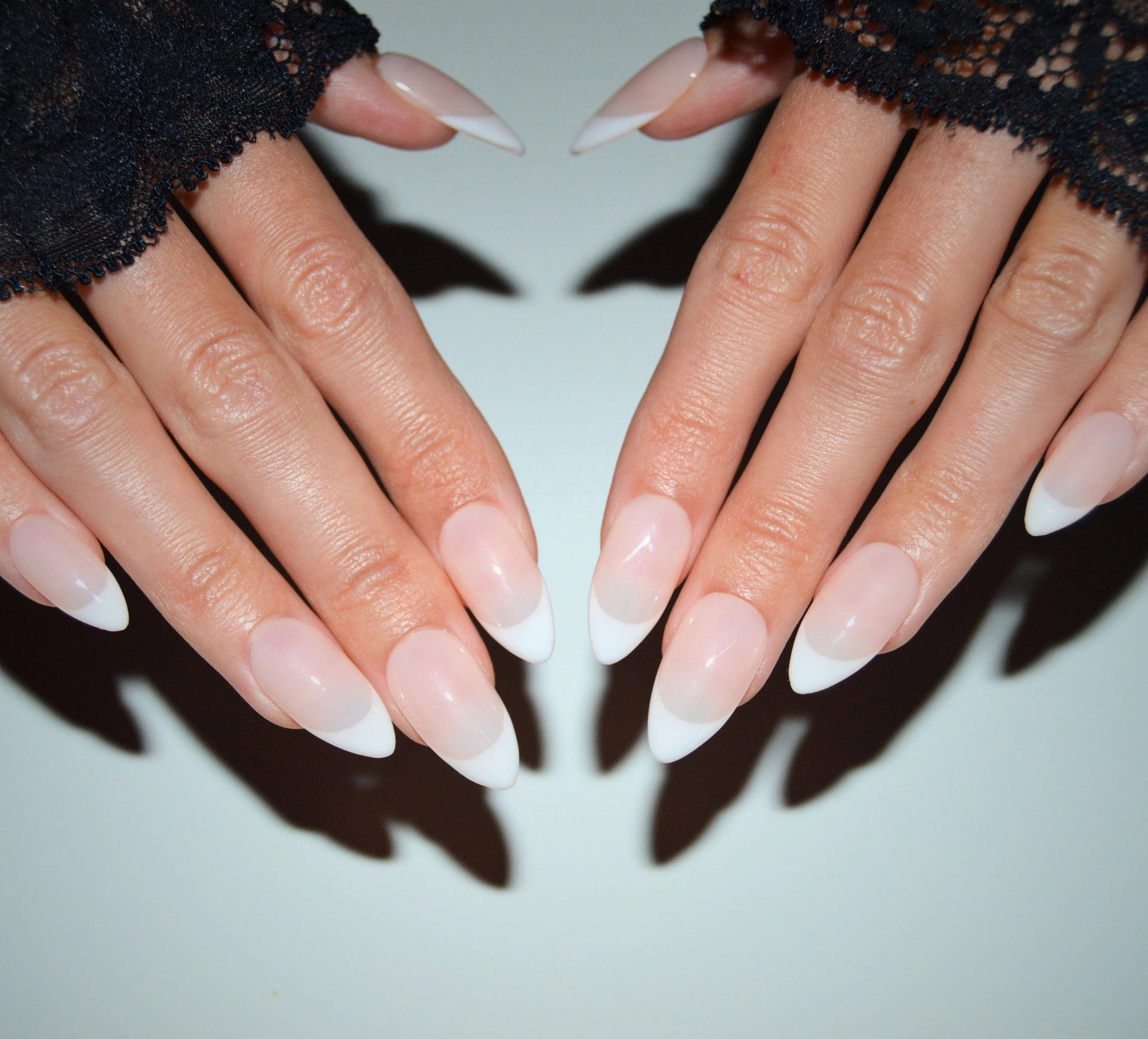 Set French Almond de press-on nails faits main, french manucure en amande, ongles réutilisables nude et blanc, Mimi, disponibles en France et en Europe.