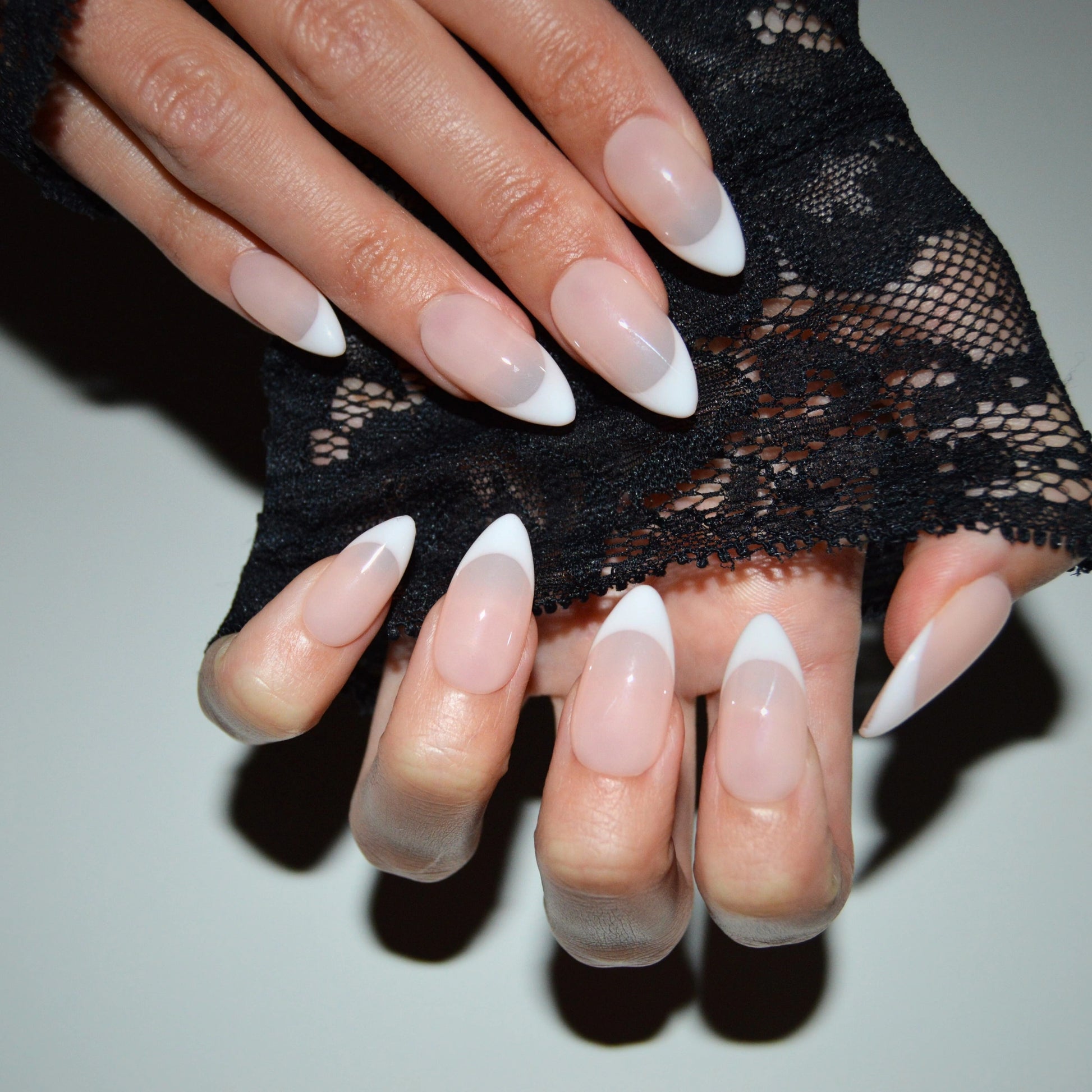 Set French Almond de press-on nails faits main, french manucure en amande, ongles réutilisables nude et blanc, Mimi, disponibles en France et en Europe.