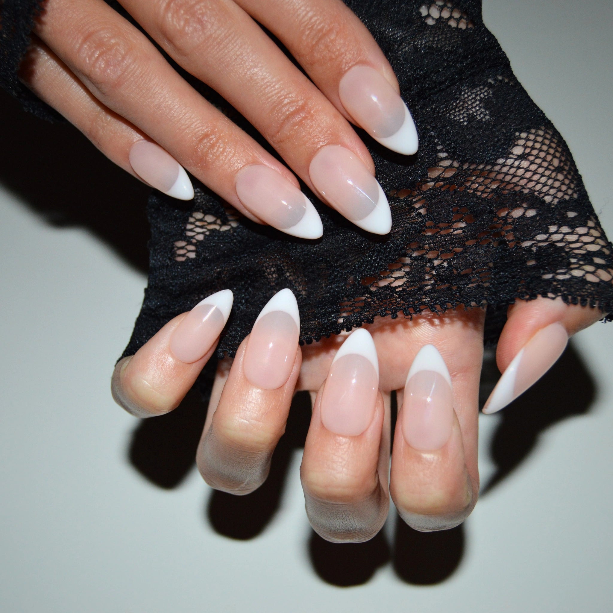 Set French Almond de press-on nails faits main, french manucure en amande, ongles réutilisables nude et blanc, Mimi, disponibles en France et en Europe.