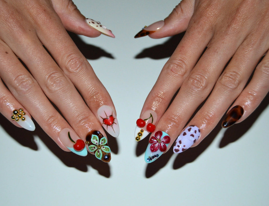 Set Trip to Vegas dans sa boîte, press-on nails faits main en gel et acrylique, designs 3D variés multicolores, présentation packshot Mimi.