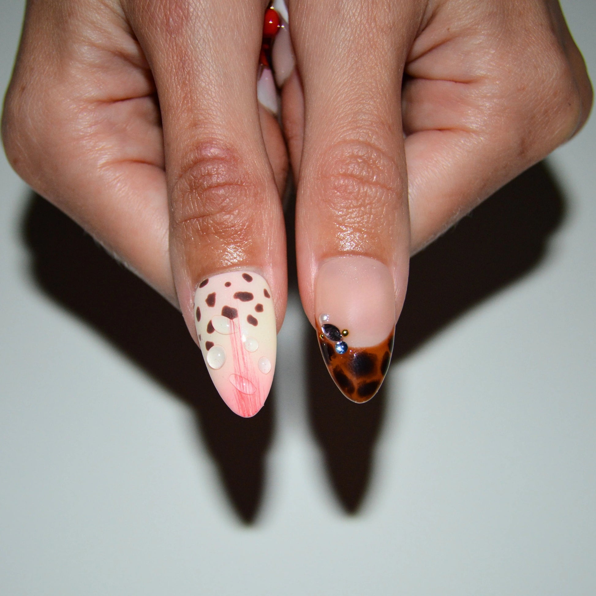 Press-on nails Trip to Vegas portés, motifs léopard et décor strass sur base nude, faits main, vue rapprochée du modèle Mimi.