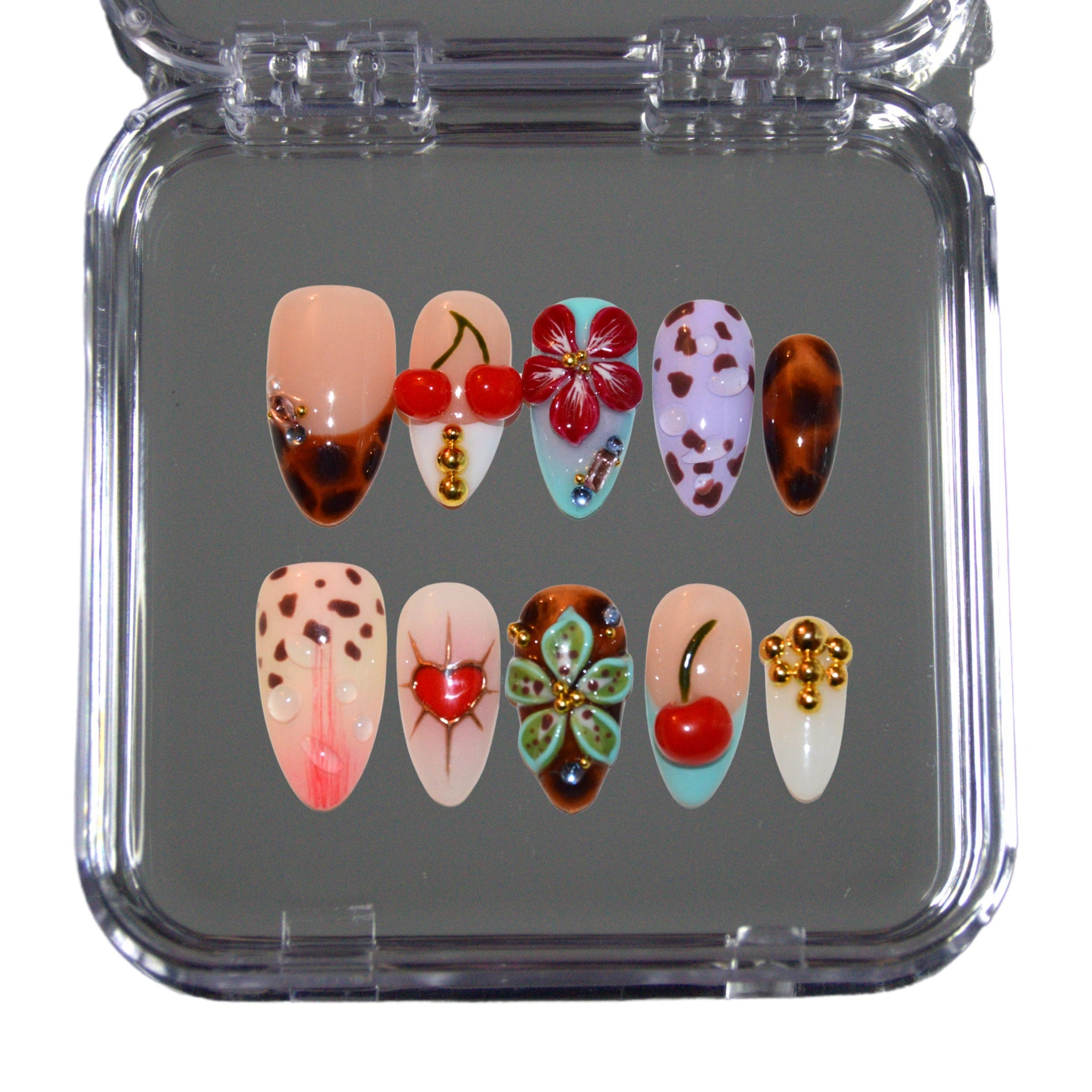 Set Trip to Vegas dans sa boîte, press-on nails faits main en gel et acrylique, designs 3D variés multicolores, présentation packshot Mimi.