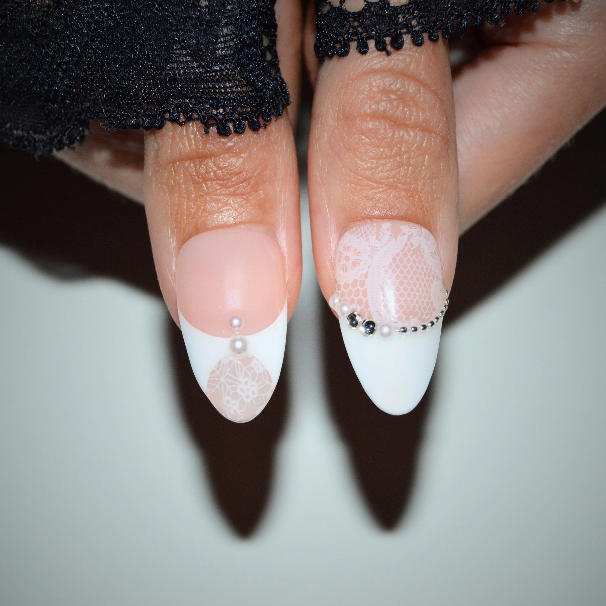 Détail du set White Lace portés, french blanc dentelle décorée de perles et strass, vue rapprochée du modèle Mimi.