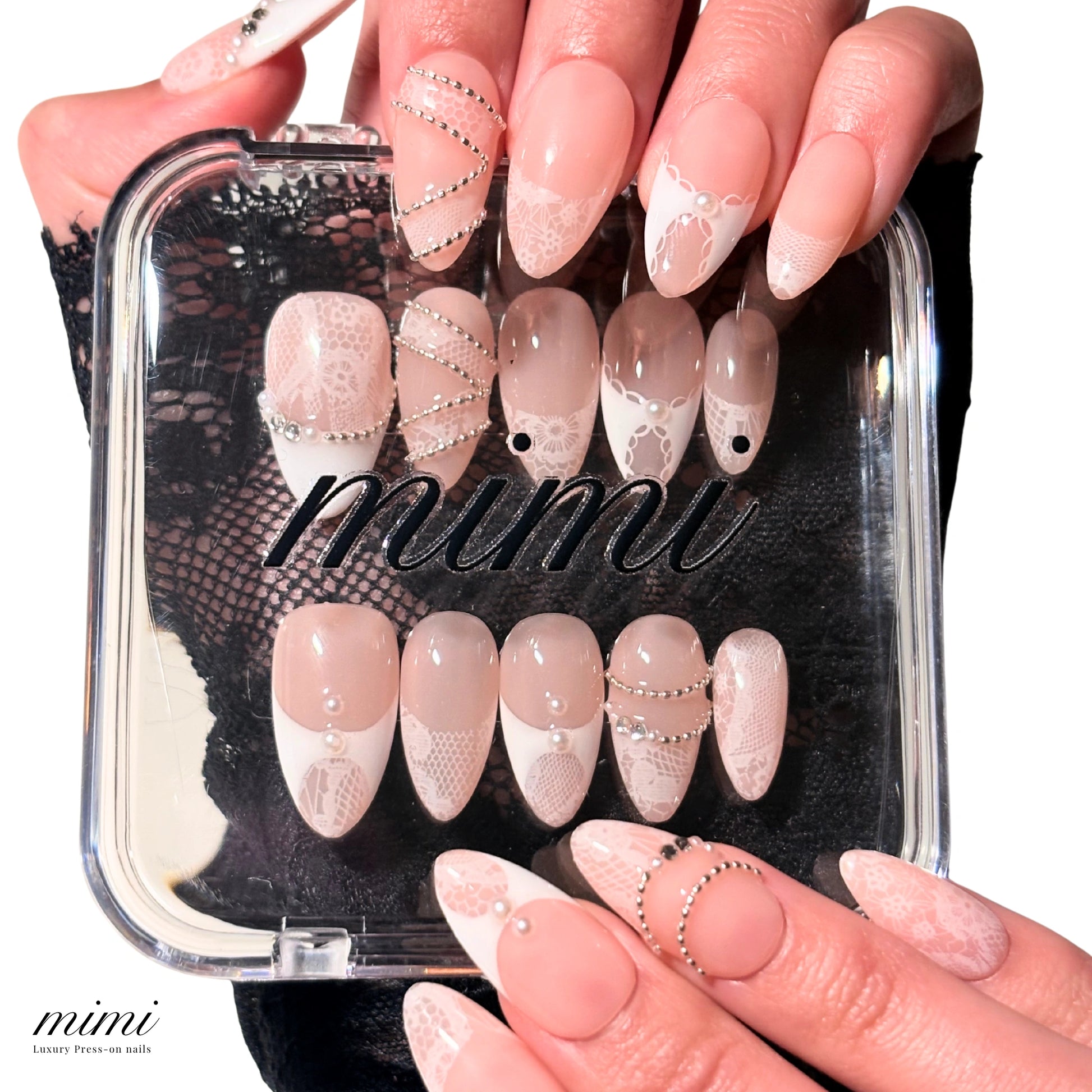 Boîte du set White Lace Mimi, press-on nails french blanc décorés de dentelle et strass, présentation produit en main.