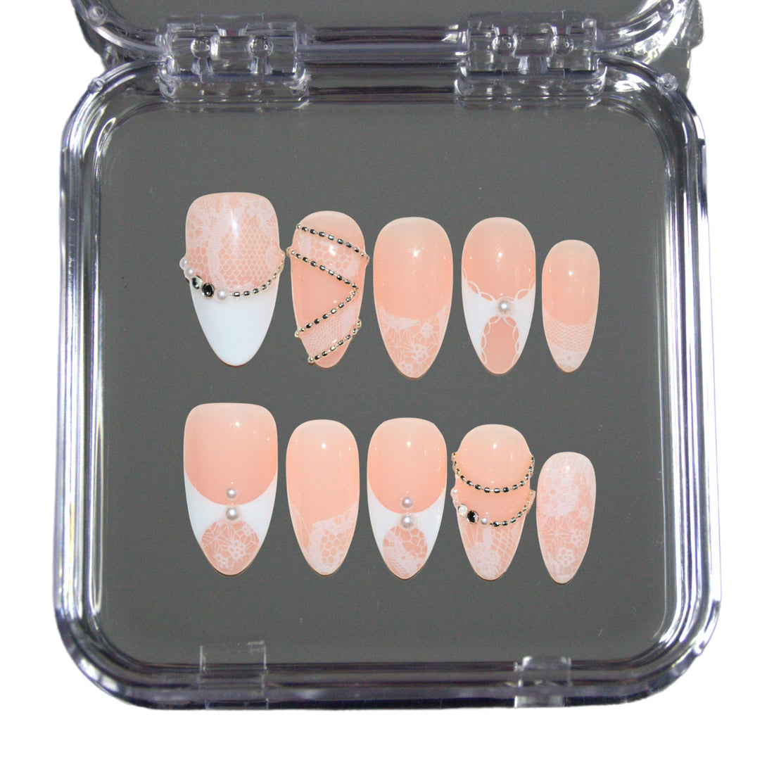 Set White Lace dans sa boîte, press-on nails faits main nude et french blanc dentelle avec détails perlés, présentation packshot.
