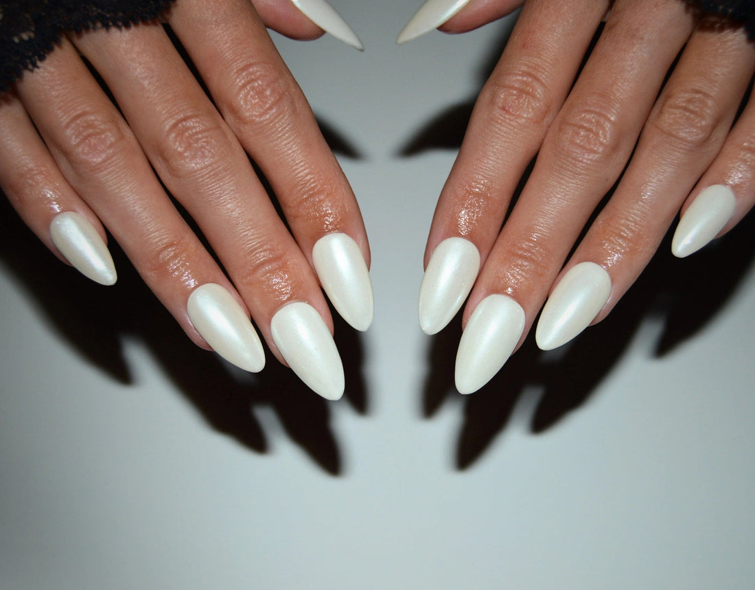 Set Winter Glaze dans sa boîte, press-on nails faits main blancs nacrés, présentation packshot Mimi.