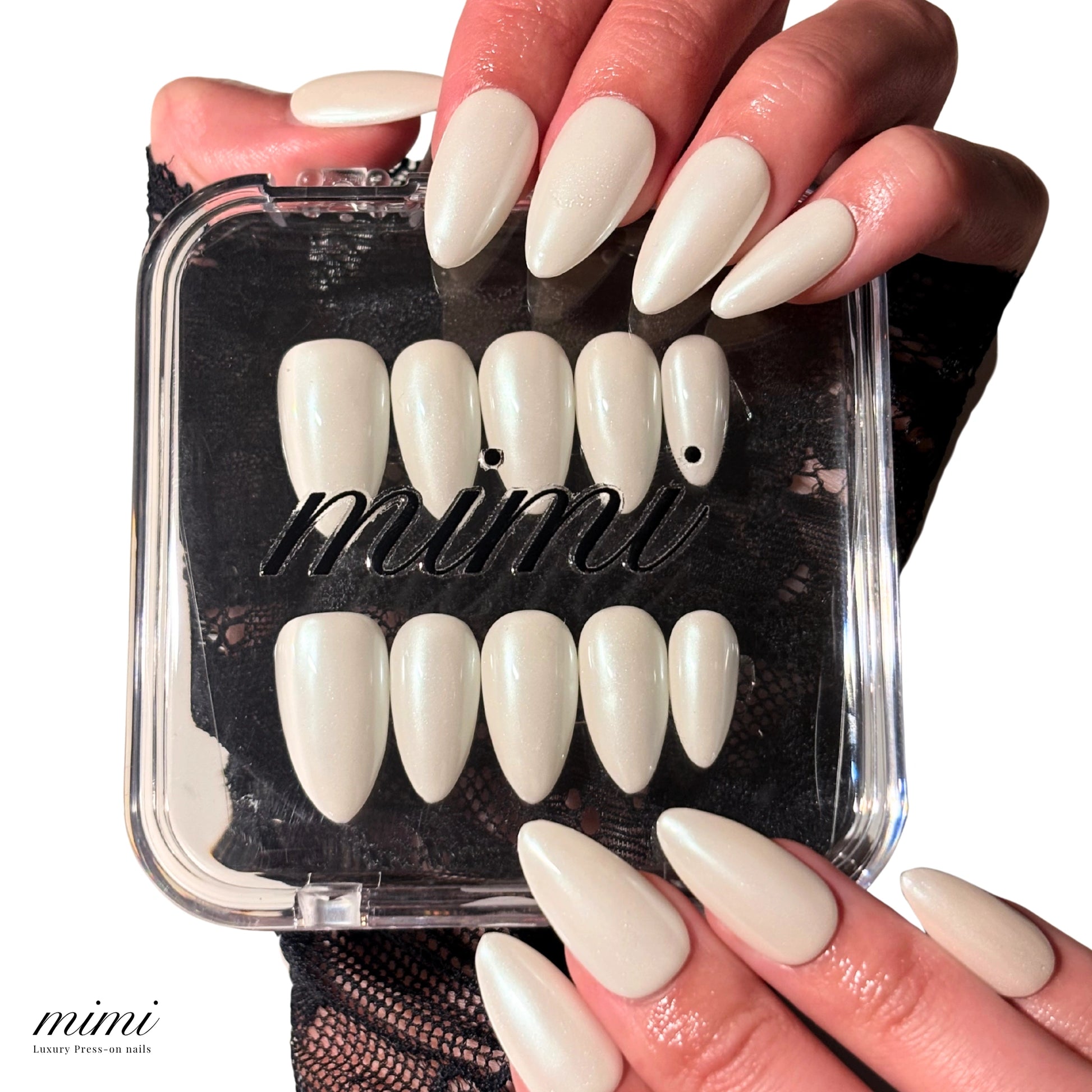 Boîte du set Winter Glaze Mimi, press-on nails blancs nacrés en forme amande, présentation produit en main.
