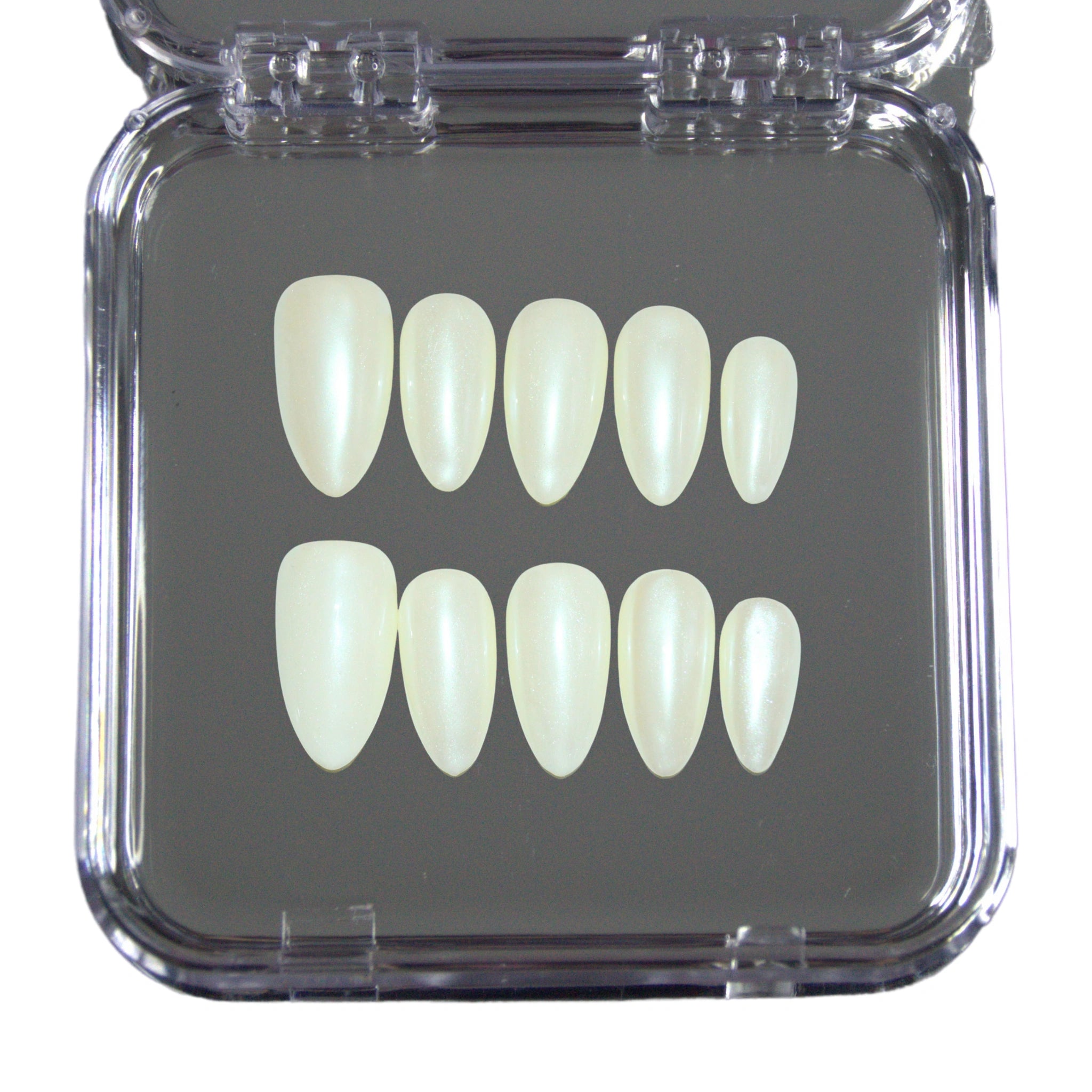 Set Winter Glaze dans sa boîte, press-on nails faits main blancs nacrés, présentation packshot Mimi.