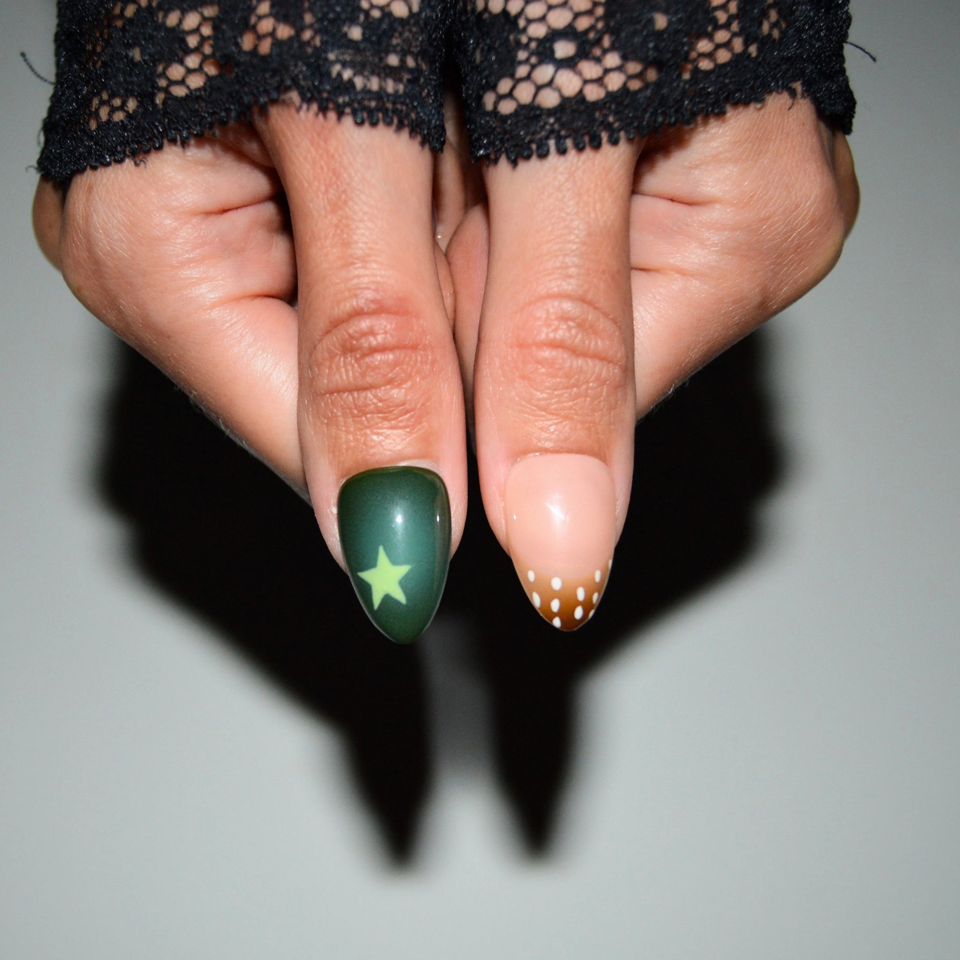 Détail du set Wonderfall sur deux doigts, motif étoile vert mat et pois blancs sur beige, press-on nails faits main Mimi.